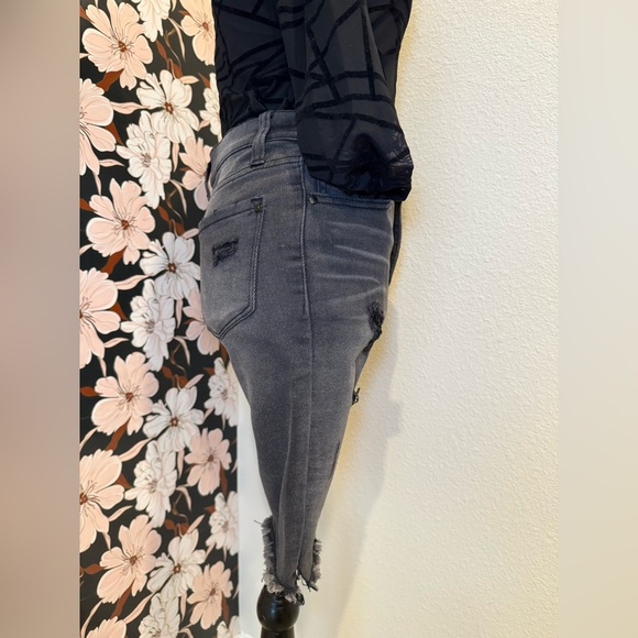 No Boundaries Cut-Off Shorts Women’s 7 Black Denim Distressed High-Rise - Picture 8 of 8